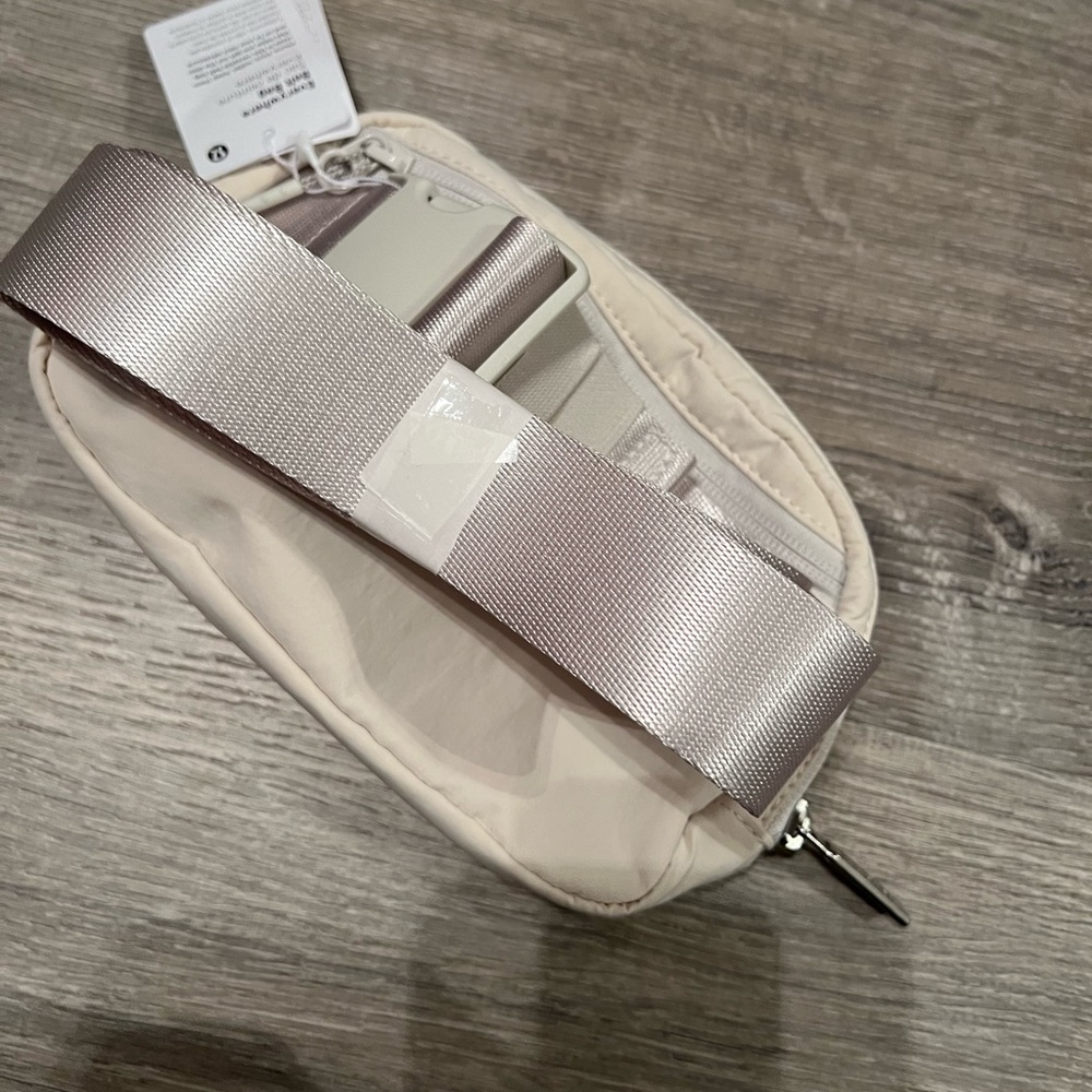 *Last1*NWT Lululemon Everywhere Belt Bag - White - Picture 3 of 13